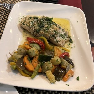 filete de corvina al Ajillo con vegetales