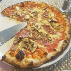 Pizza de Salami y Hongos
