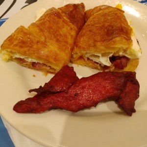 Emparedado de Huevo en Croissant y Tasajo