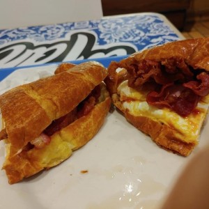 Emparedado de Huevo y Tocino en Croissant