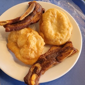 costillas de cerdo frita y hojaldre