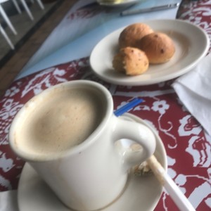 cafe con leche y pancitos de queso