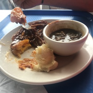 bistec picado con pure y lentejas