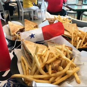 combo club sandwich con papas y soda