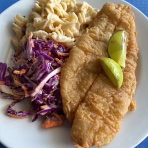 Pescado con ensalada y pasta