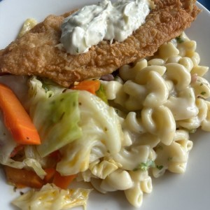 Filete de pescado con pasta y vegetales