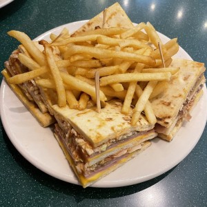 Club sandwich con pan pita