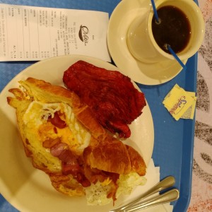 croissant huevo bacon