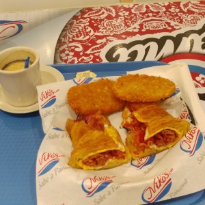 croissant huevo y tocino. con papas rayadas