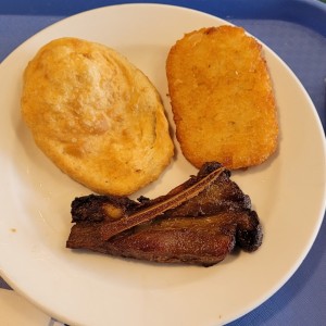 hojaldre papas rayada y costilla cerdo