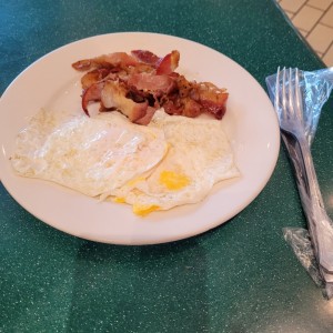 huevo frito y tocino