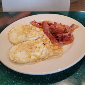 huevos frito con tocino
