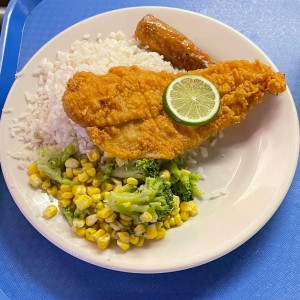 Arroz ensalada y pescado