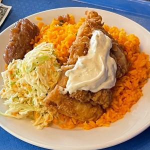 Pollo Con arroz amarillo y ensalada de repollo