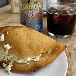 Empanada operada de carne mechada