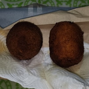 Arancino (Croquetas de arroz frito rellena)
