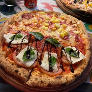 Pizzas Rojas - Hawaiana y capresa