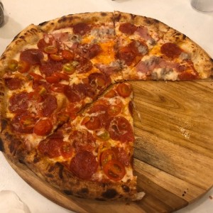 CARNIVORA y mitad pepperoni con tomates cherry