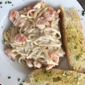 Linguini Alfredo con camarones