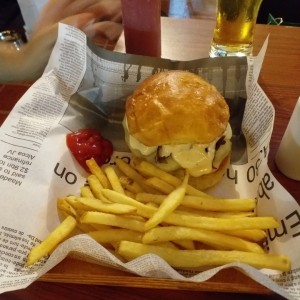 hamburguesa de queso suizo y hongos