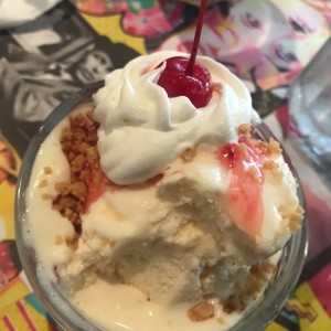 helado con jalea de fresa