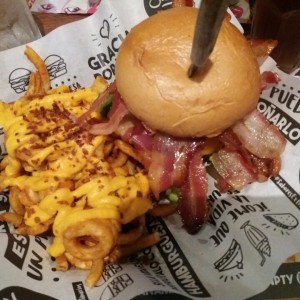 Delicia con mucho bacon y las papas Curly con queso y bacon