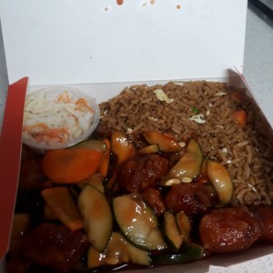Arroz frito, puerquito agridulce y ensalada