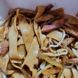 chowfun de puerco y camarones.