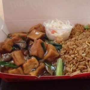 tofu con hongos y arroz frito 