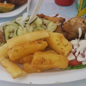 pescado entero con yuca frita