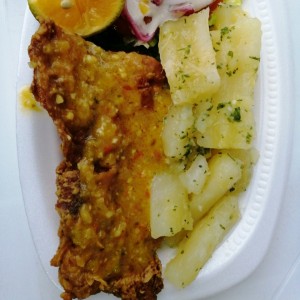 Filete de Pescado al Ajillo - Yuca al Mojo