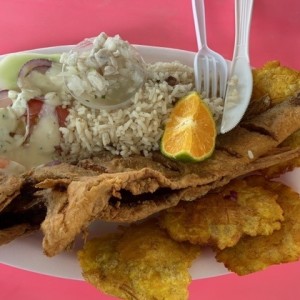 Pescao Entero com arroz con coco y patacones 