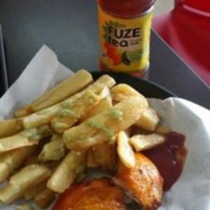 pollo asado con yuca frita