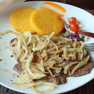 Bistec de res encebollado