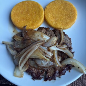 Bistec de Res Encebollado