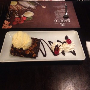 Brownie de nueces y helado