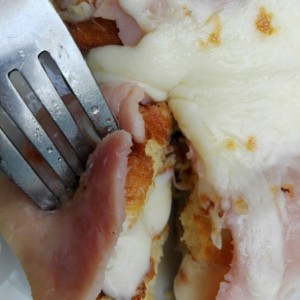 waffle con jamon gratinado