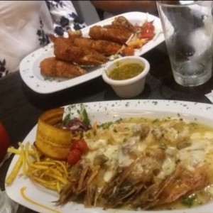 Langostinos al ajillo con salsa de mango y Langostinos apanados