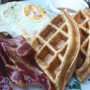 wafles, tocino y huevo frito