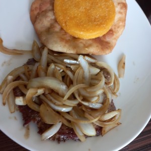 Bistec de res encebollado