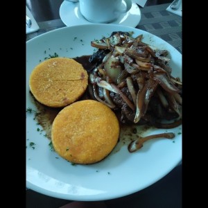Higado de Res Encebollado
