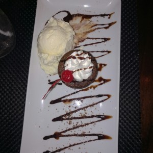 Brownie de nueces y helado