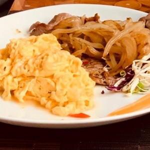 Bistec de Res Encebollado con Huevos Revueltos