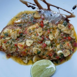 Corvina Al Ajillo (Corvina a la plancha, ajo, morones, cebolla y perejil)