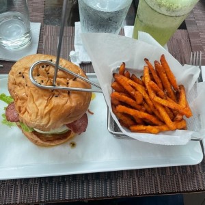 Burger Guacha (Carne de res, chorizo, chimichurri, provolone y aderezo de la casa) con Camote Frito