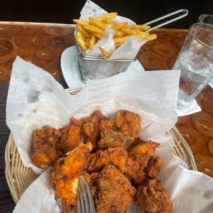 1/2 Pollo Frito En Canasta (Pollo frito troceado con marinado de la casa) con Papas Fritas