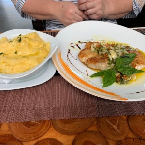 filete corvina al ajillo y pure