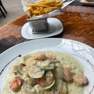 Corvina a la vasca y papas fritas