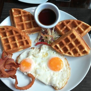 waffles con huevos fritos, bacon delicioso