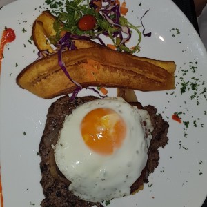 filete de res a la cubana con patacones